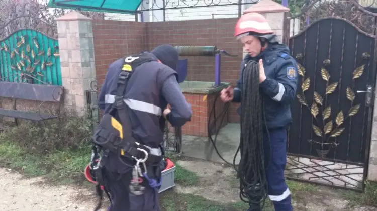 FOTO O femeie din Sîngerei a căzut într-o fântână adâncă de 8 metri. Cum se simte