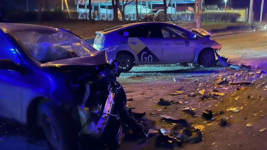 VIDEO Accident cu implicarea unui taxi, condus de un șofer beat! Patru persoane, inclusiv un copil, au ajuns la spital
