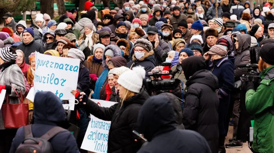 VIDEO Partidul ȘOR a organizat un flashmob la Parlament: „Jos legislatura tenebră!”