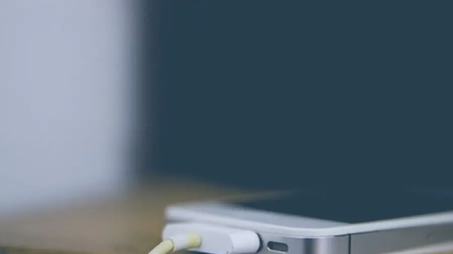 Câți bani achiți în plus la factură dacă lași în priză încărcătorul de la telefon?