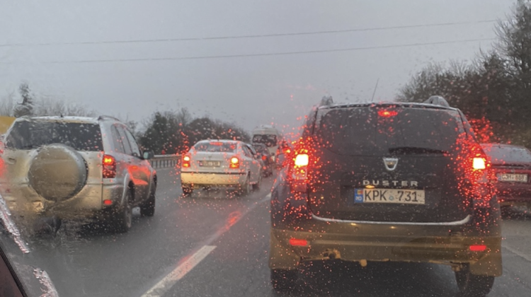VIDEO Ambuteiaje imense de la Stăuceni spre Chișinău. Se circulă greu din cauza drumului lunecos