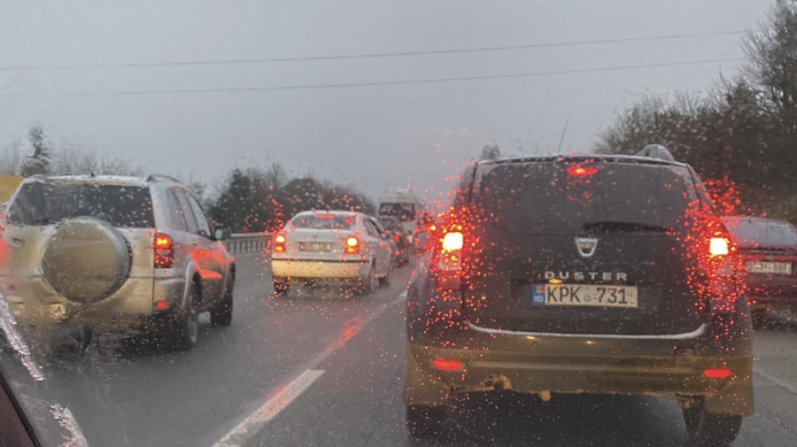 VIDEO Ambuteiaje imense de la Stăuceni spre Chișinău. Se circulă greu din cauza drumului lunecos