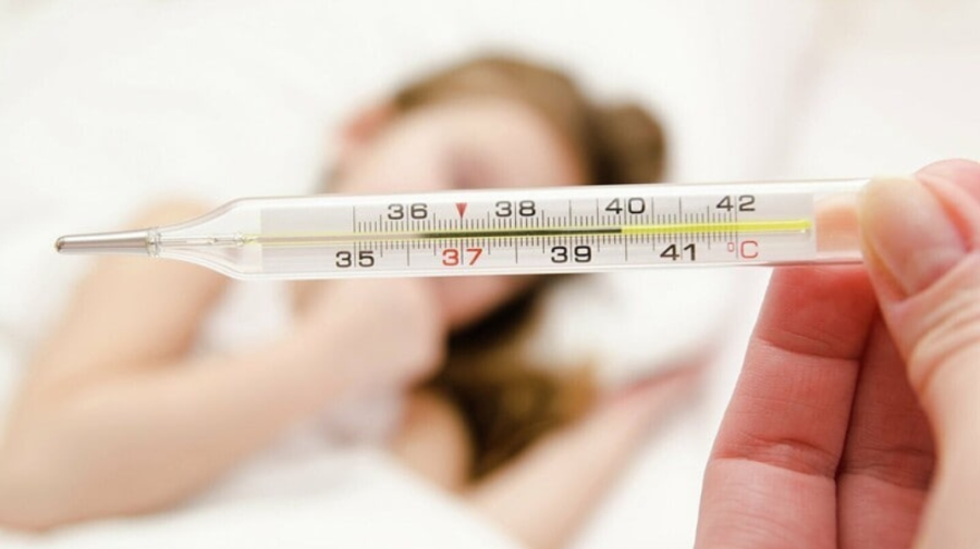 Un copil a ajuns la spital după ce a mușcat vârful unui termometru cu mercur! Ce au făcut medicii