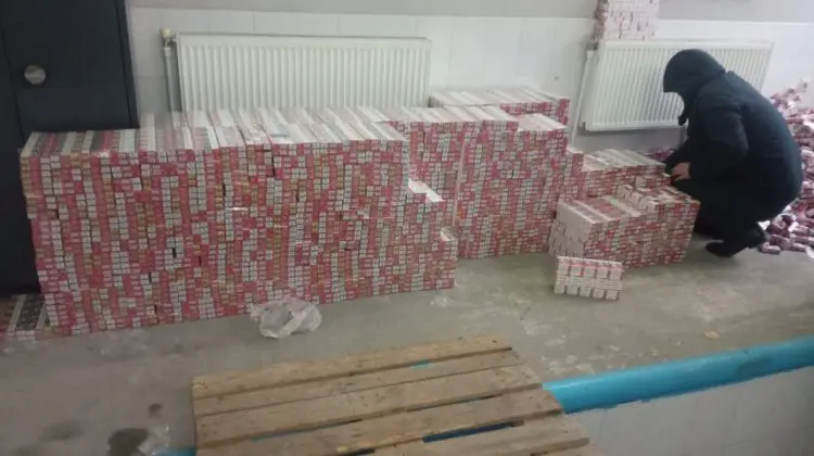 VIDEO Tentativă de contrabandă cu țigări destinate UE – deconspirată la Costești. Au fost reținute două persoane