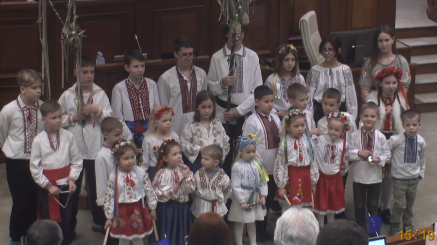 STOP CADRU Moment emoționant în Parlament: Un grup de copii refugiați din Ucraina cântă în română „Steaua sus răsare”