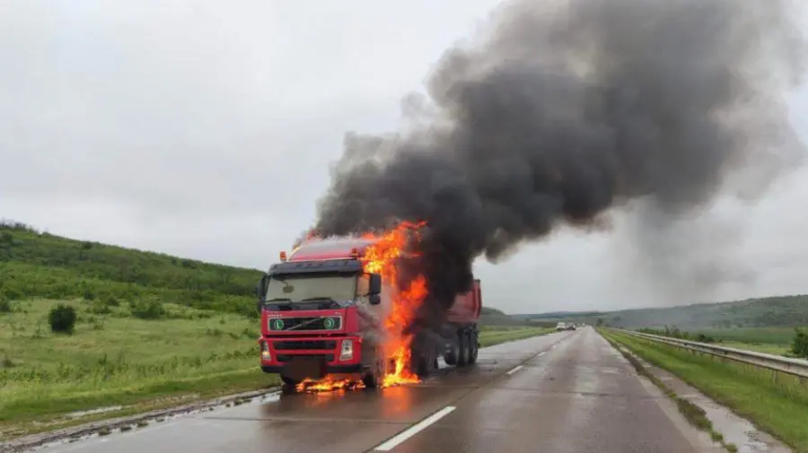 Flăcări și fum negru în raionul Călărași. Un autocamion a fost distrus de foc