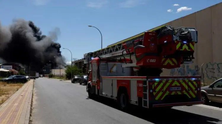 Spania: Aproape 80 de mii de persoane, sfătuite să se izoleze în case după un incendiu la un hangar cu produse chimice