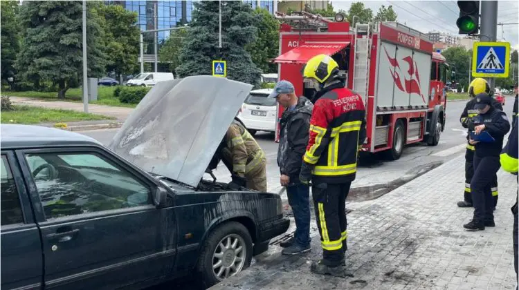 VIDEO cu flăcări și fum negru pe o stradă din Chișinău. O mașină a luat foc