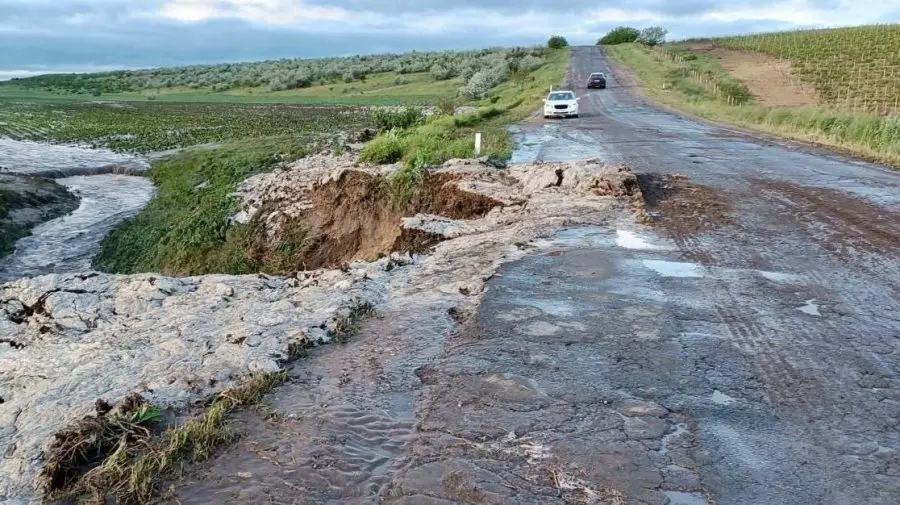 FOTO Un segment de drum din sudul țării, inundat din cauza ploilor abundente. Șoferii sunt sfătuiți să evite zona