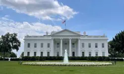 Un judecător federal suspendă temporar interdicția impusă de Trump unor jurnaliști