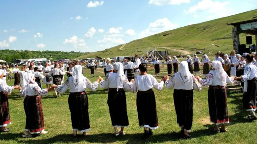 Descoperă farmecul satului de altădată. Tradiții, dansuri și bucate, la festivalul de Duminica Mare din Domulgeni