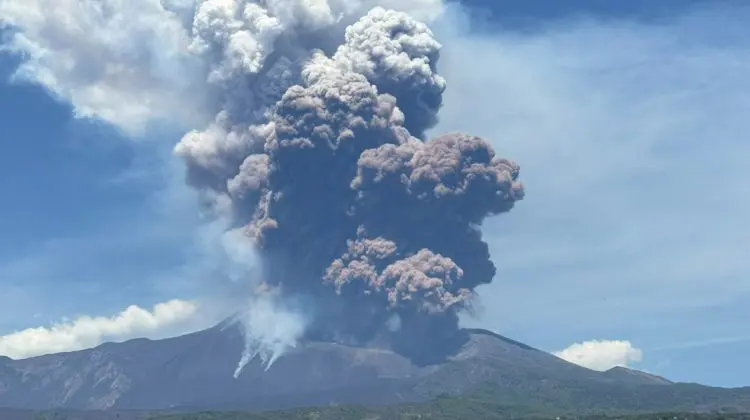 Vulcanul Etna a erupt. Norul de fum a depășit 6 kilometri altitudine