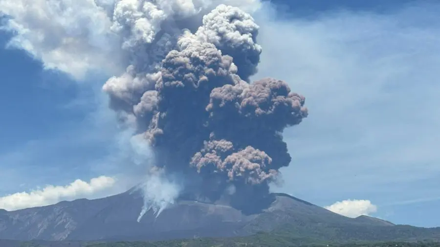Vulcanul Etna a erupt. Norul de fum a depășit 6 kilometri altitudine