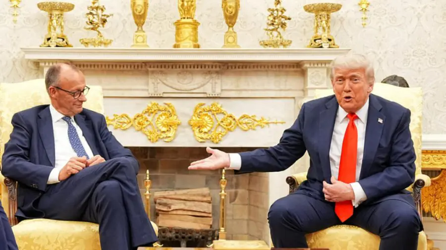 Merz s-a întâlnit cu Trump la Casa Albă. Cancelarul i-a făcut cadou certificatul de naştere al bunicului său