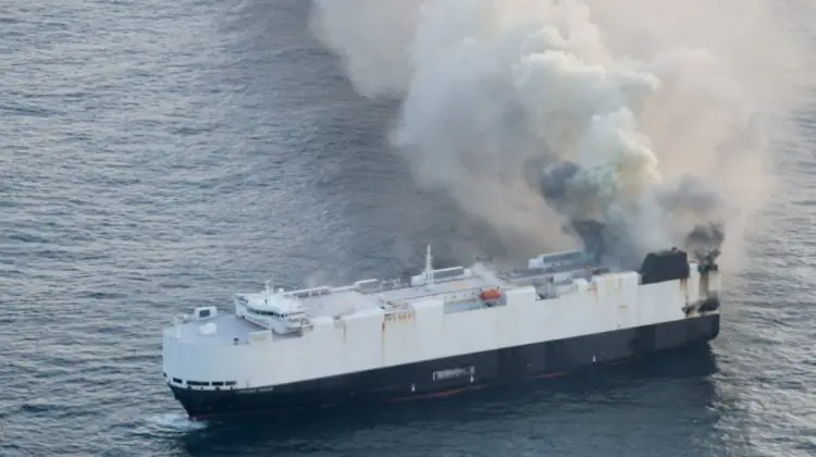 O navă cu 3.000 de vehicule s-a scufundat în Oceanul Pacific. Morning Midas ardea de 3 săptămâni