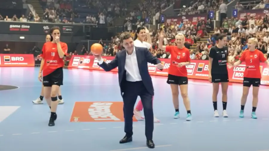 STOP CADRU Președintele român Nicușor Dan, provocat să joace handbal. A aruncat de la 7 metri, în costum