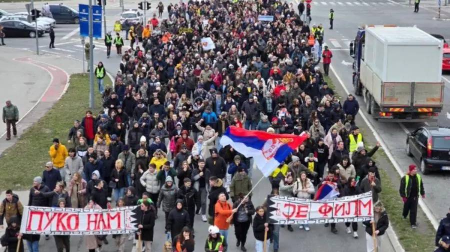 Mii de studenți și protestatari din peste 30 de orașe din Serbia cer alegeri anticipate