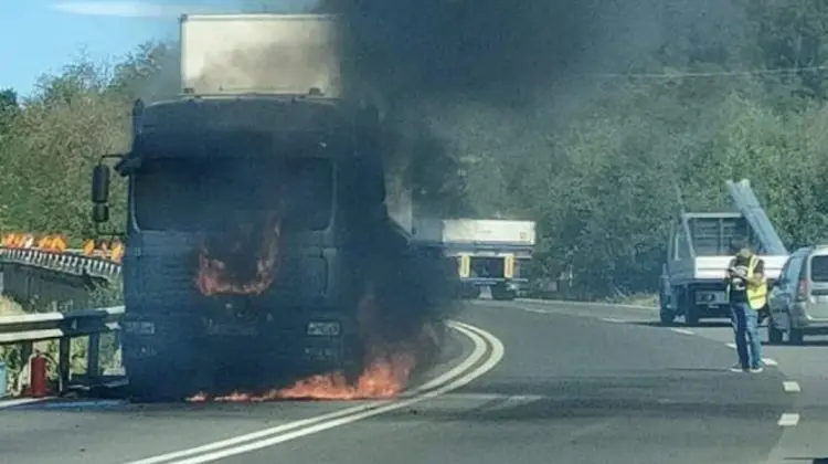 FOTO Un TIR a luat foc pe centura Vâlcele-Apahida din Cluj. Pompierii au intervenit de urgență
