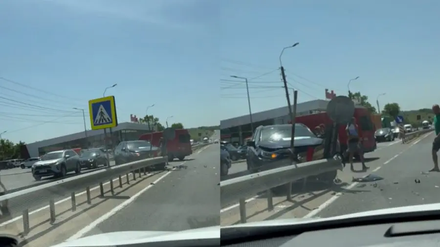 VIDEO O Toyota a ajuns într-un parapet, după ce șoferul unui Mercedes a provocat o situație de accident