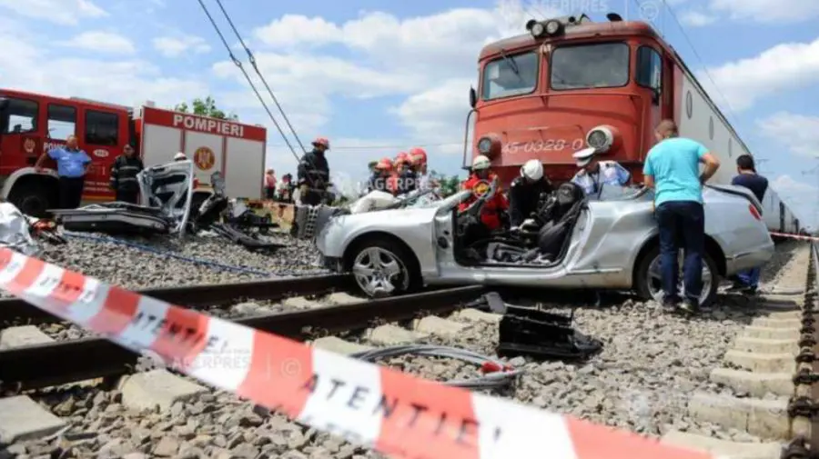 Tragedie în România. O persoană a murit, iar alte două au fost rănite după ce un tren a lovit o mașină