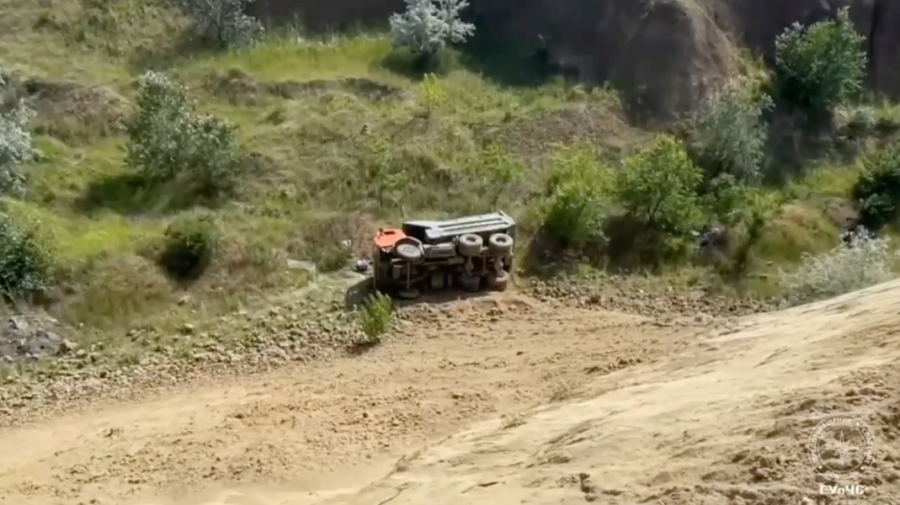 VIDEO cu un Kamaz care s-a prăbușit în prăpastie. Șoferul se afla în cabină și a fost rănit
