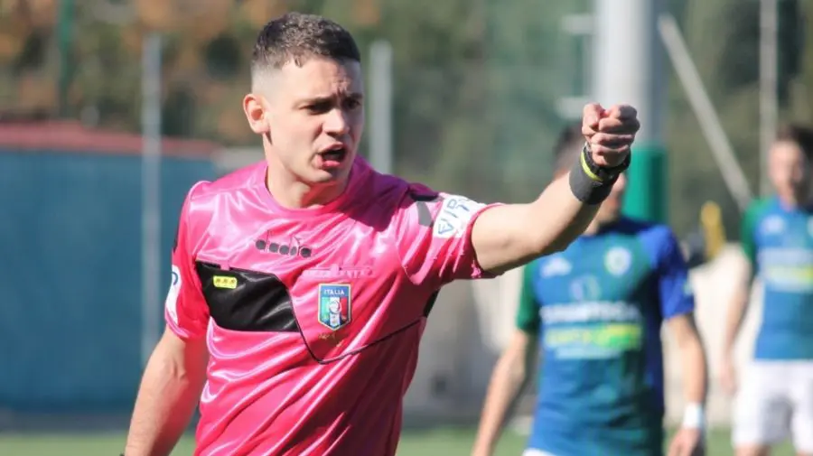 Un arbitru a fost suspendat 2 ani din activitate, după ce i-a „urat” unui fotbalist să aibă cancer