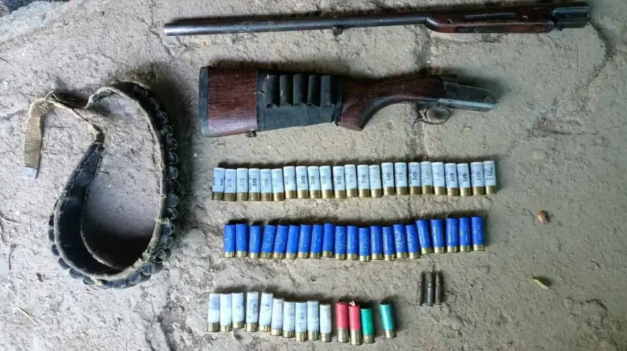 FOTO Descoperire periculoasă la Florești. Arme și muniții deținute ilegal, ridicate de polițiști