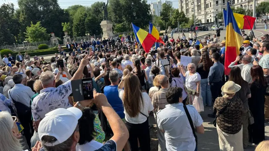 VIDEO Depunerile de flori la monumentul lui Ștefan cel Mare s-au încheiat cu baie de mulțime pentru Dan. „Vrem unire”