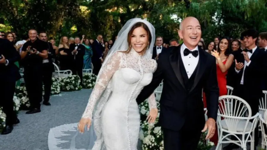 FOTO Jeff Bezos şi Lauren Sánchez s-au căsătorit. Ce rochie a purtat mireasa