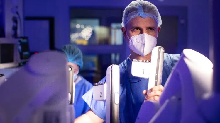 Inovație medicală: Operație de cancer realizată de la 14.000 kilometri distanță