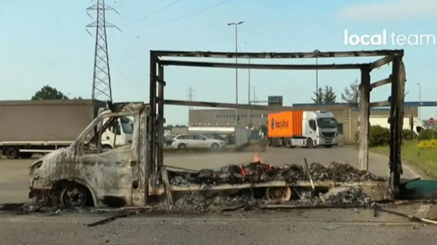 Împuşcături şi maşini incendiate în apropiere de Milano. O bandă de hoţi a jefuit un depozit