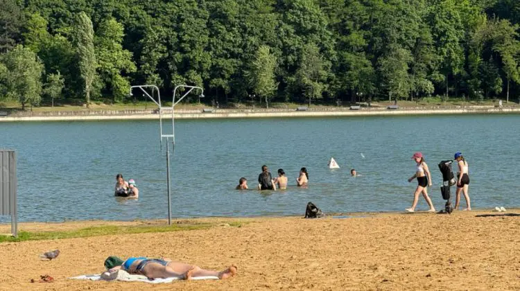 Sezonul de scăldat, declarat deschis. În a treia zi de vară, moldovenii au mers să se bronzeze la Valea Morilor