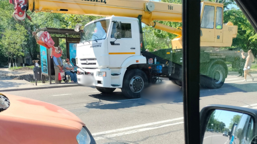 Pensionară, tamponată de Kamaz, în timp ce traversa regulamentar strada. Victima s-a stins din viață