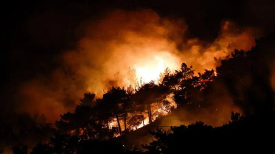 Incendiu puternic la sud de Atena: zeci de localnici, evacuați în ultimul moment