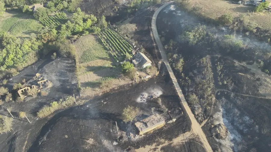 Cinci case, afectate de un incendiu de vegetație în raionul Ștefan Vodă. Pompierii au luptat ore în șir cu flăcările