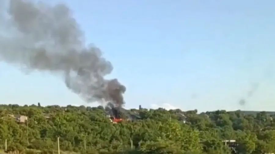 VIDEO Flăcări puternice la Orhei. O casă a fost cuprinsă de foc, pompierii au intervenit prompt
