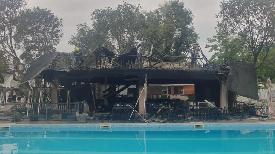 FOTO, VIDEO Terasa unui restaurant din Comrat, făcută scrum de un incendiu. Cinci echipaje de pompieri au intervenit
