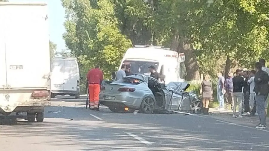 FOTO Accident violent în nordul țării. Un șofer beat a intrat cu mașina într-un tractor