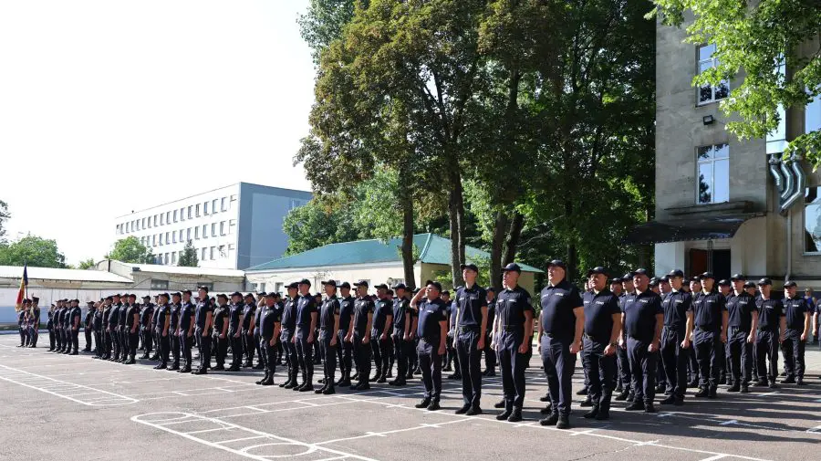 VIDEO Treizeci de salvatori și pompieri debutanți au depus Jurământul de Credință Patriei