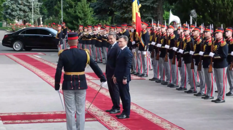 Premierul Greciei a ajuns la Chișinău. A fost întâmpinat cu onoruri militare la Guvern – VIDEO