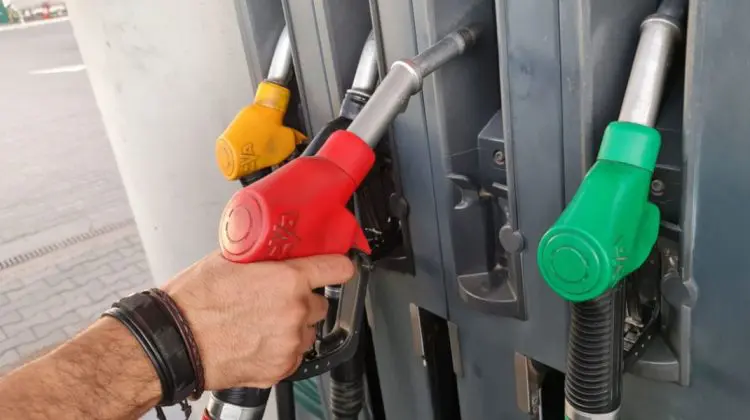 După o zi de ieftinire, motorina sare cu 26 de bani
