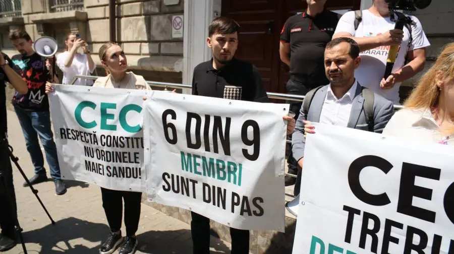 Blocul Alternativa a protestat luni în fața sediului CEC. Reacția instituției electorale