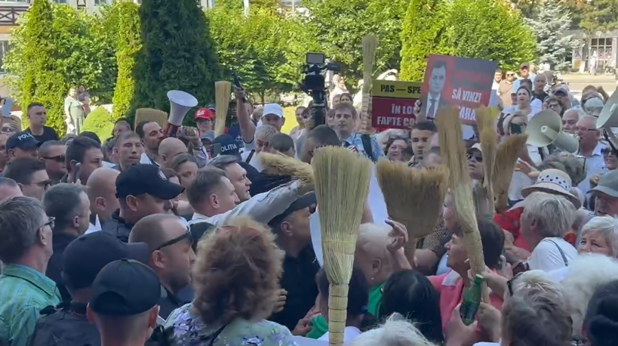 VIDEO Șor și-a scos oamenii în stradă. L-au întâmpinat cu pancarte și mături pe Dorin Recean, la Orhei