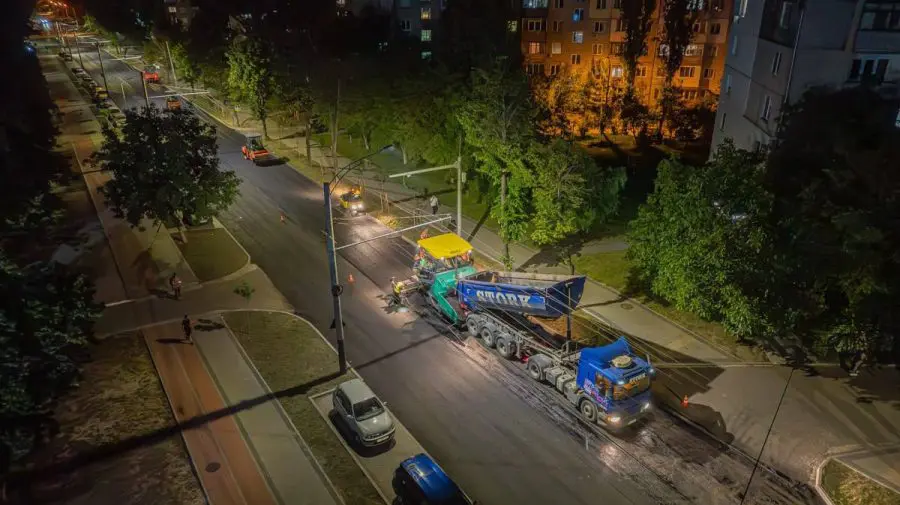 FOTO Locuri de parcare, trotuare pentru pietoni și sisteme LED. Strada Hristov Botev, reabilitată capital