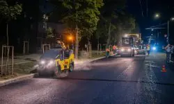 Lucrări de reparație pe strada Meșterul Manole din Chișinău. A fost aplicat primul strat de asfalt