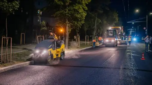 Lucrări de reparație pe strada Meșterul Manole din Chișinău. A fost aplicat primul strat de asfalt