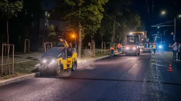 Lucrări de reparație pe strada Meșterul Manole din Chișinău. A fost aplicat primul strat de asfalt