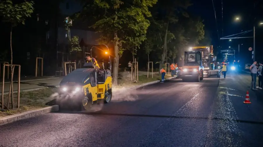 Lucrări de reparație pe strada Meșterul Manole din Chișinău. A fost aplicat primul strat de asfalt