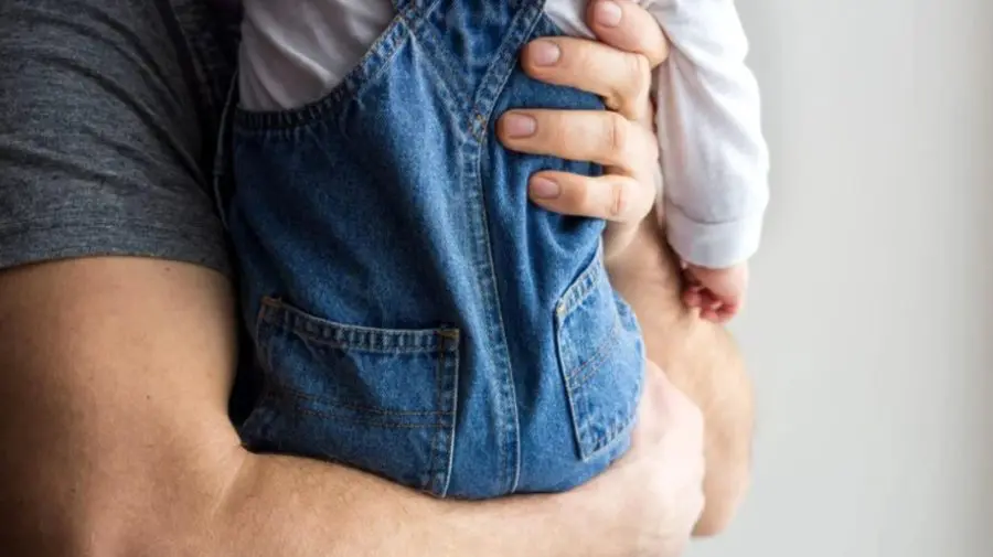 Aprobat de Parlament. Tații de gemeni și tripleți vor beneficia de concediu paternal extins și indemnizație ajustată