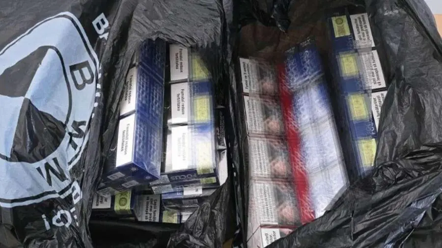A crezut că va păcăli polițiștii de frontieră. O tânără a ascuns țigări moldovenești într-un pachet negru